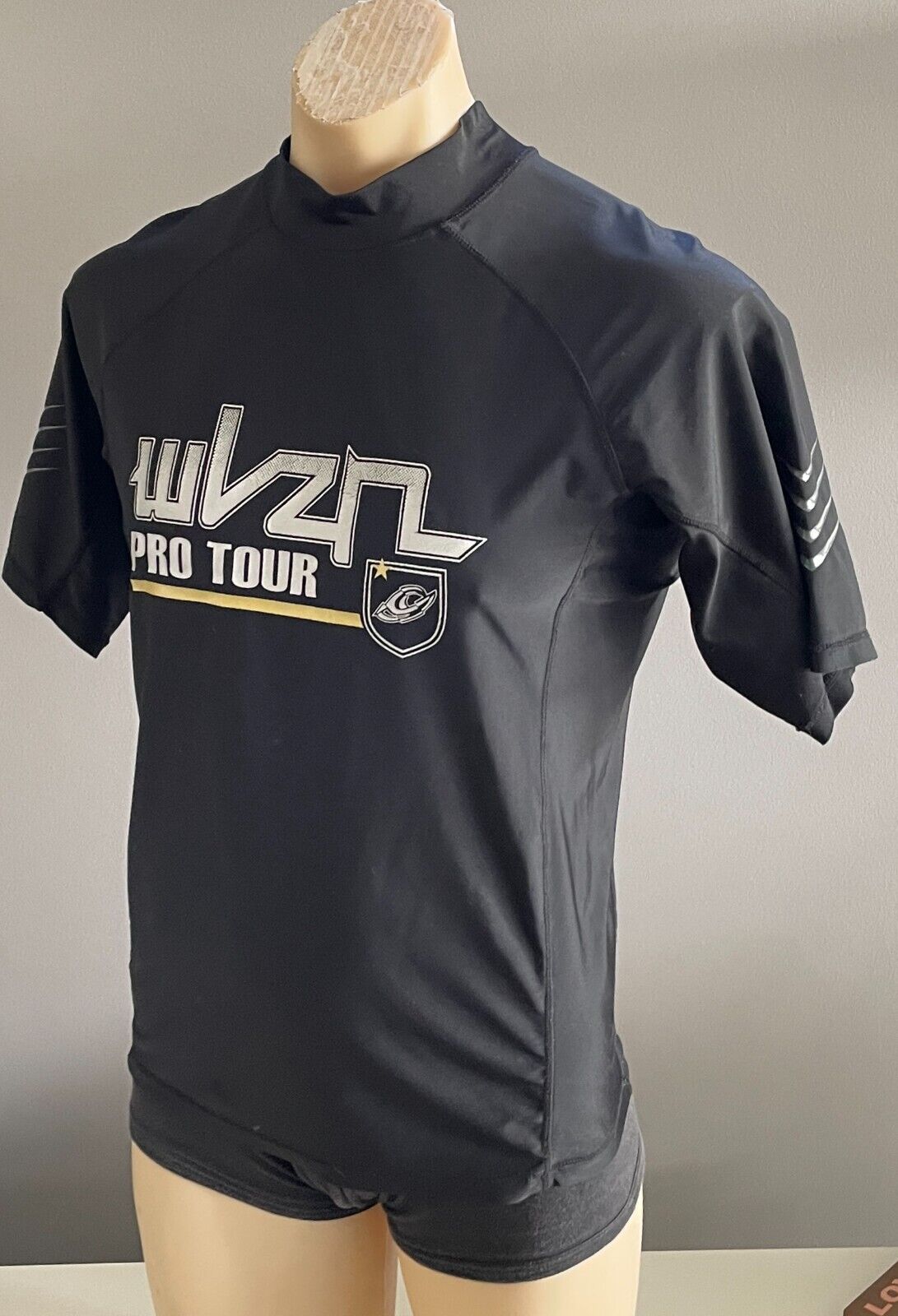WIZN Pro Tour Mens Rashie Top Black Short Sleeve Logo Branded Rash Vest Size XL