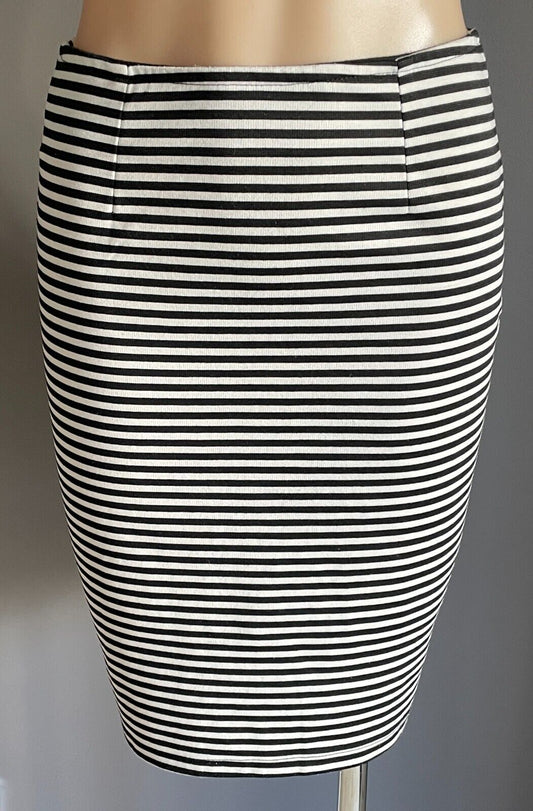 Mini Skirt Stretch Black & White Stretch Back Zip Closure Notched Hem Sze 10