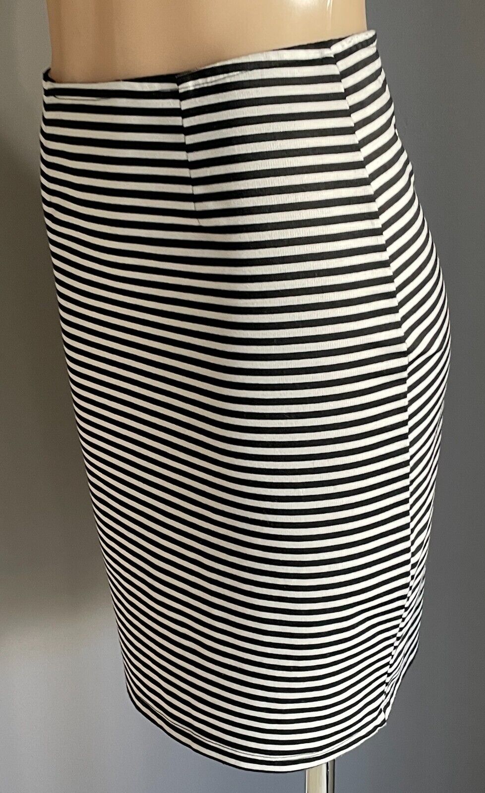 Mini Skirt Stretch Black & White Stretch Back Zip Closure Notched Hem Sze 10