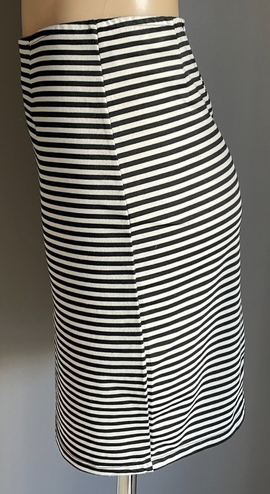 Mini Skirt Stretch Black & White Stretch Back Zip Closure Notched Hem Sze 10