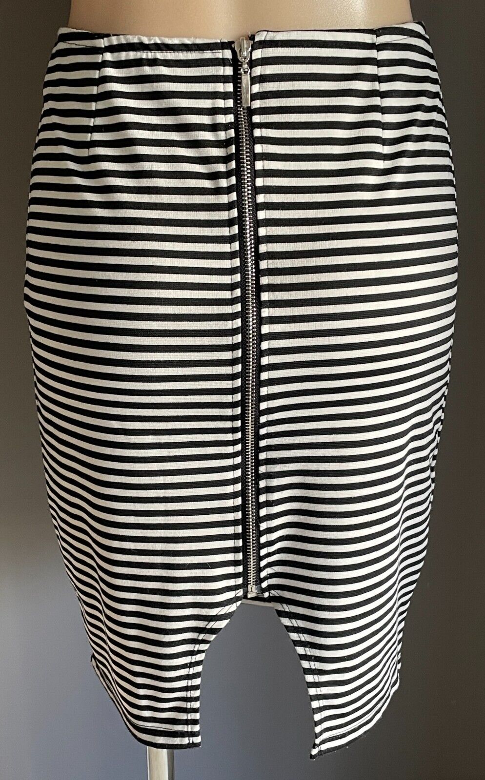 Mini Skirt Stretch Black & White Stretch Back Zip Closure Notched Hem Sze 10