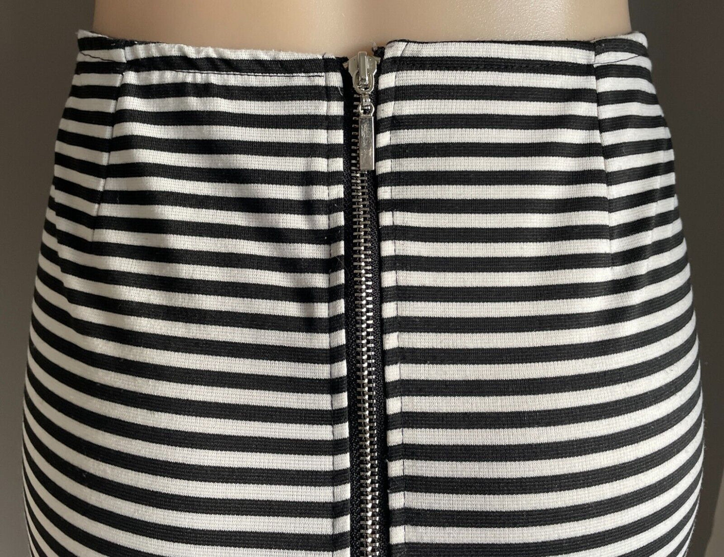 Mini Skirt Stretch Black & White Stretch Back Zip Closure Notched Hem Sze 10