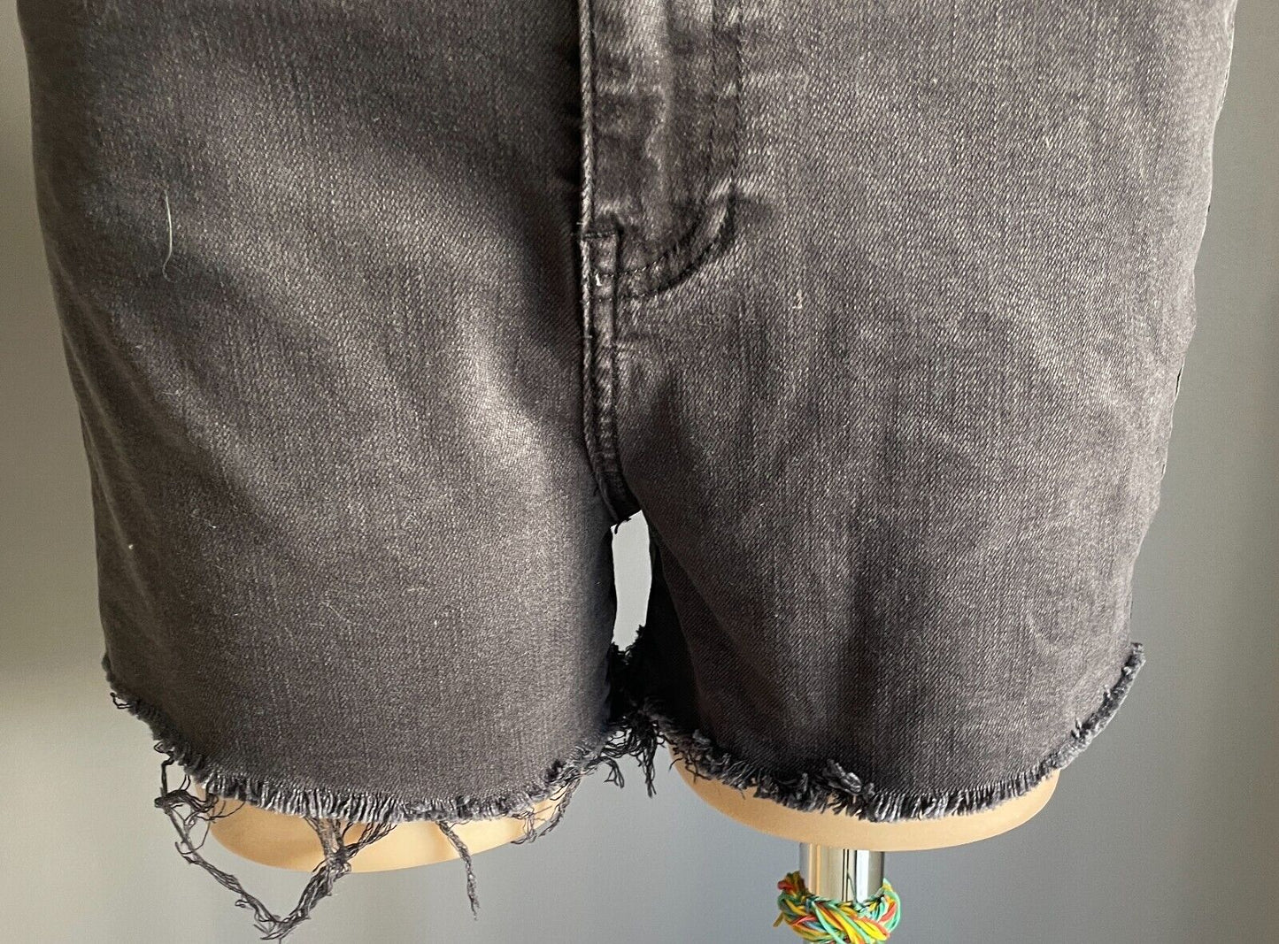 SILENT THEORY Black Denim Jeans Shorts High Rise Fray Hem Cut Off  Size 10 Hi