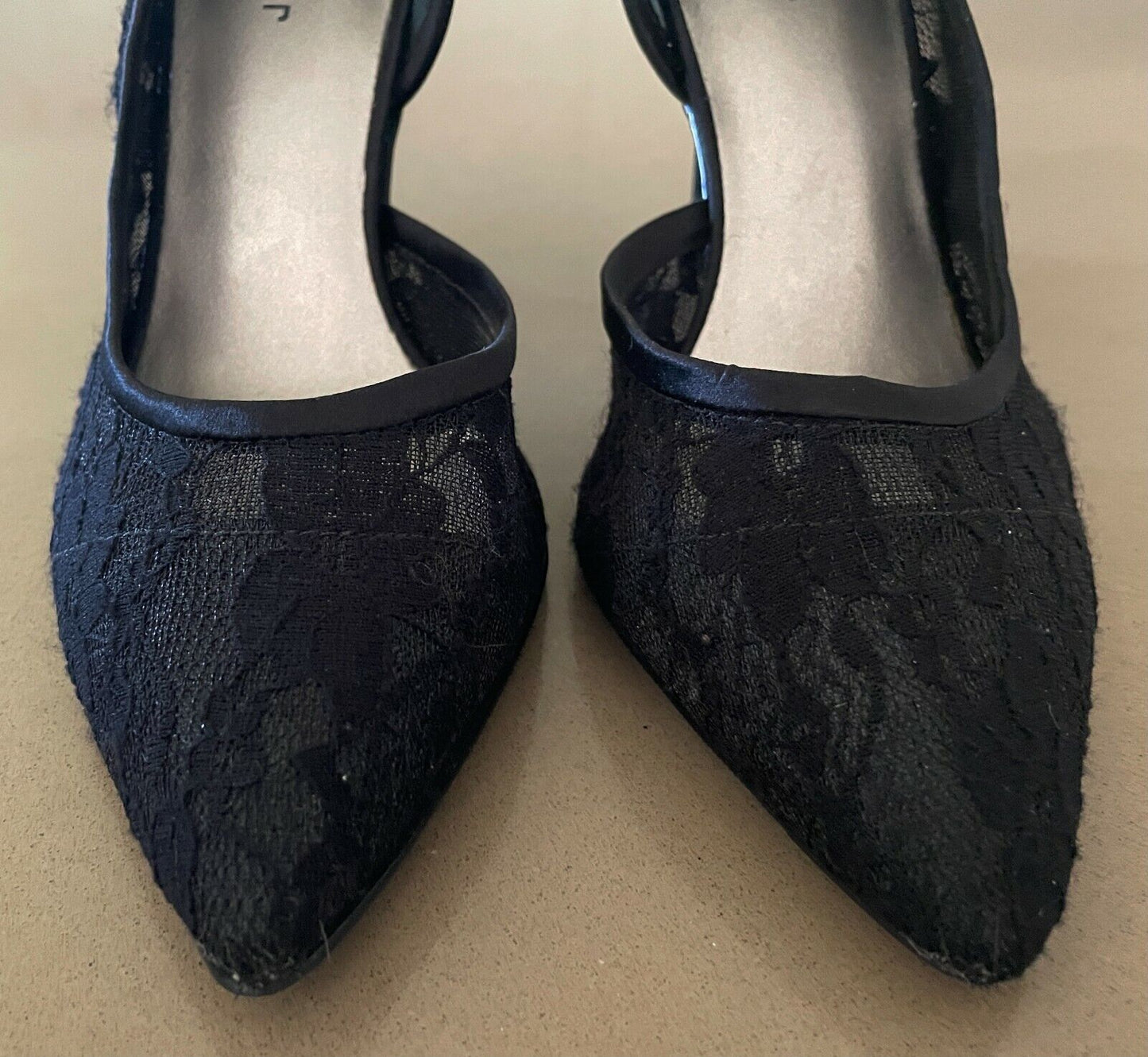 SANDLER "Precious" High Heel Shoes Black Lace Pointed Toe Stilettos Size 7B