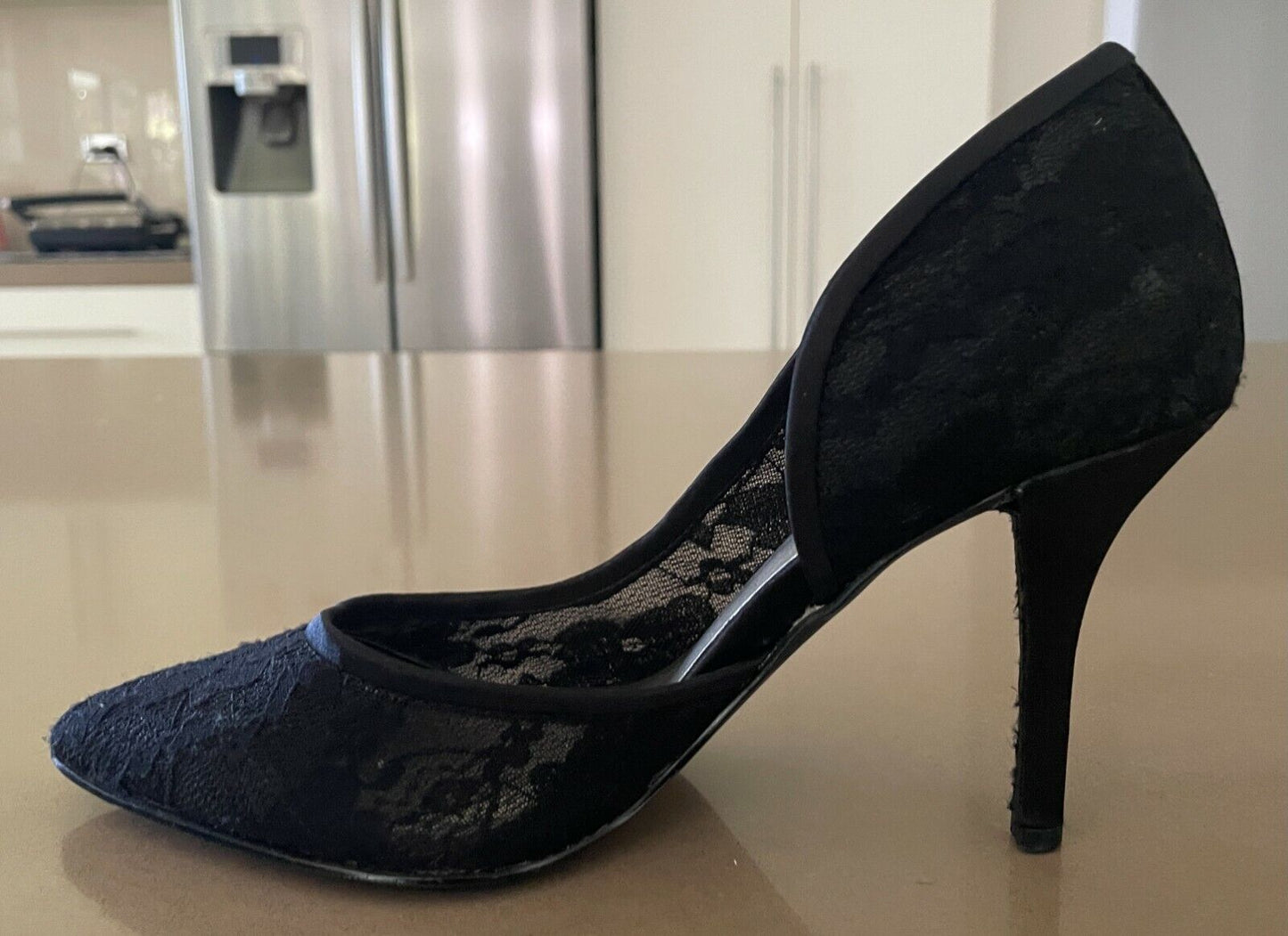 SANDLER "Precious" High Heel Shoes Black Lace Pointed Toe Stilettos Size 7B