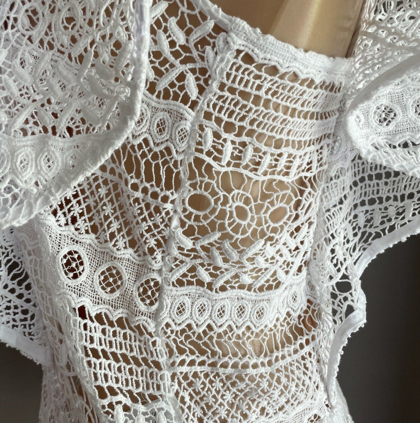 SEED HERITAGE Short Sleeve Blouse White Lace Ruffle Trim Nude Lining Top Sz 10