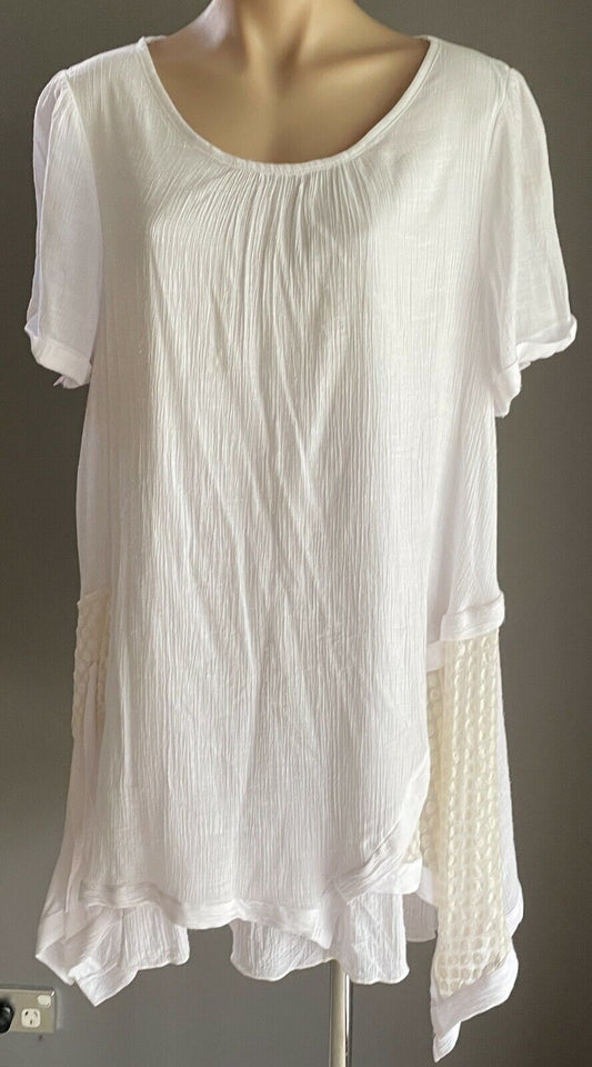 QUELQUE Lace Top White Cuffed Short Sleeve Blouse w Asymmetric Hem Ladies Sz 18