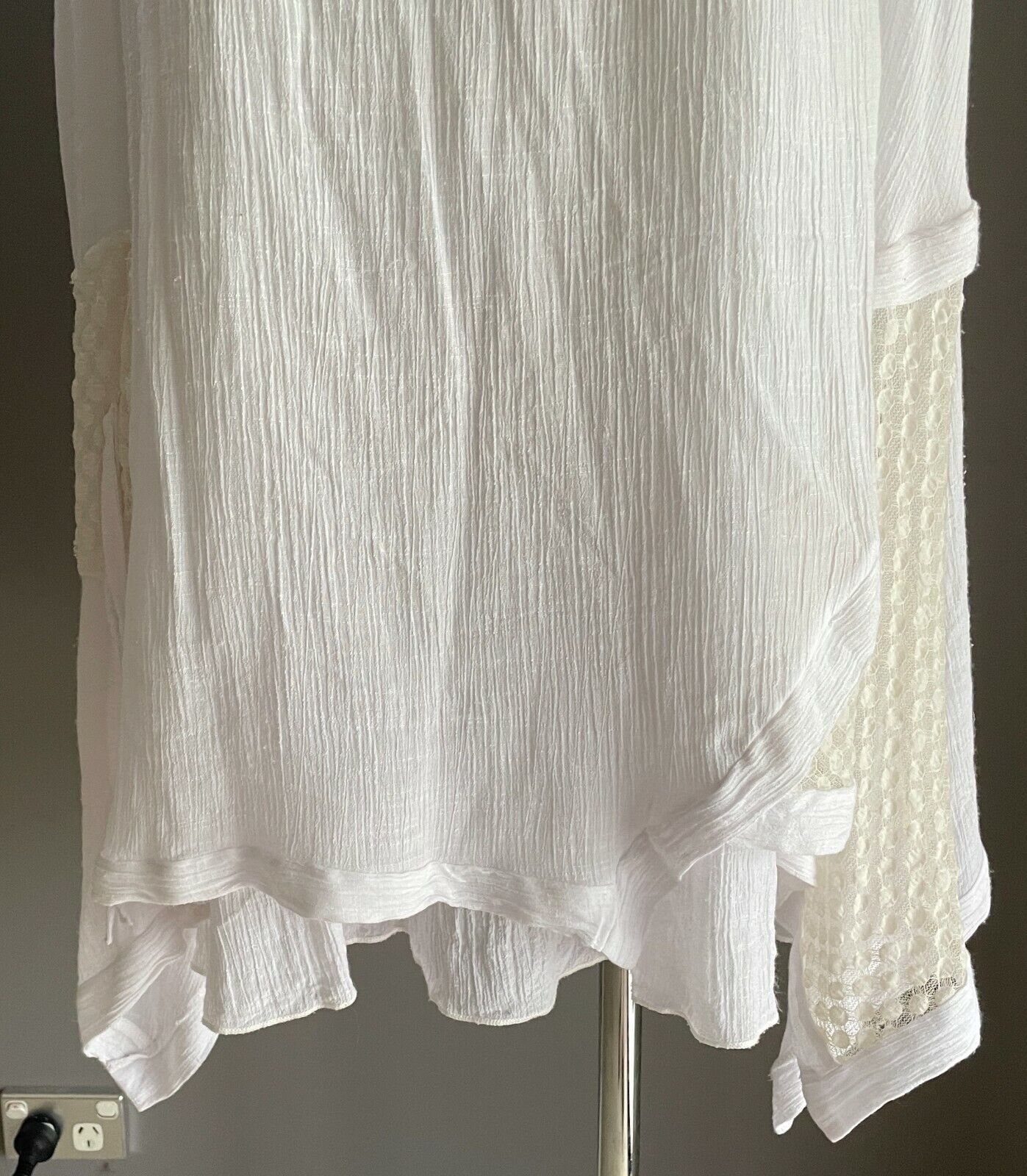 QUELQUE Lace Top White Cuffed Short Sleeve Blouse w Asymmetric Hem Ladies Sz 18