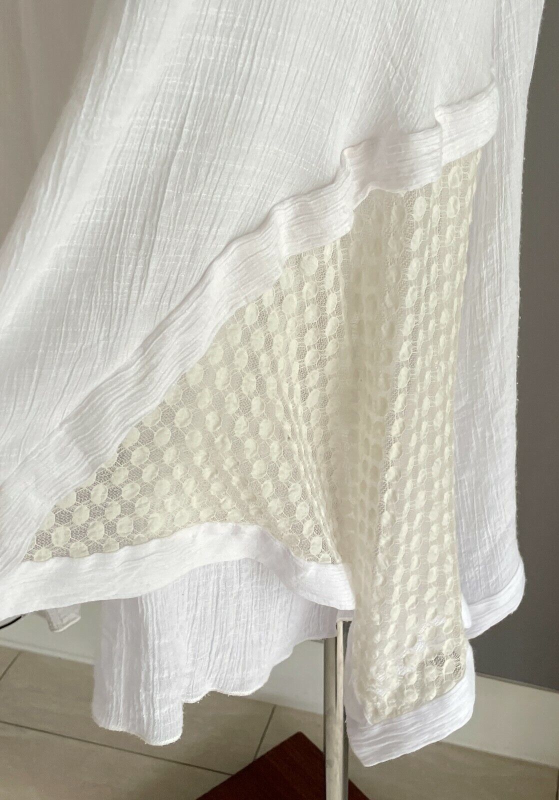 QUELQUE Lace Top White Cuffed Short Sleeve Blouse w Asymmetric Hem Ladies Sz 18