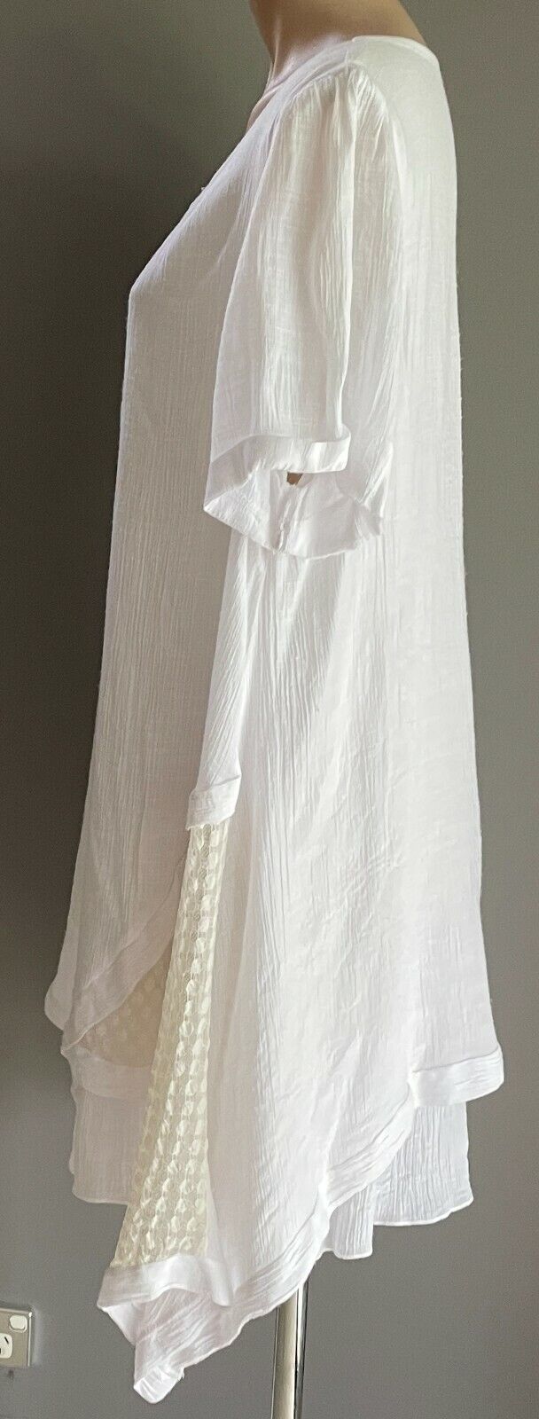 QUELQUE Lace Top White Cuffed Short Sleeve Blouse w Asymmetric Hem Ladies Sz 18