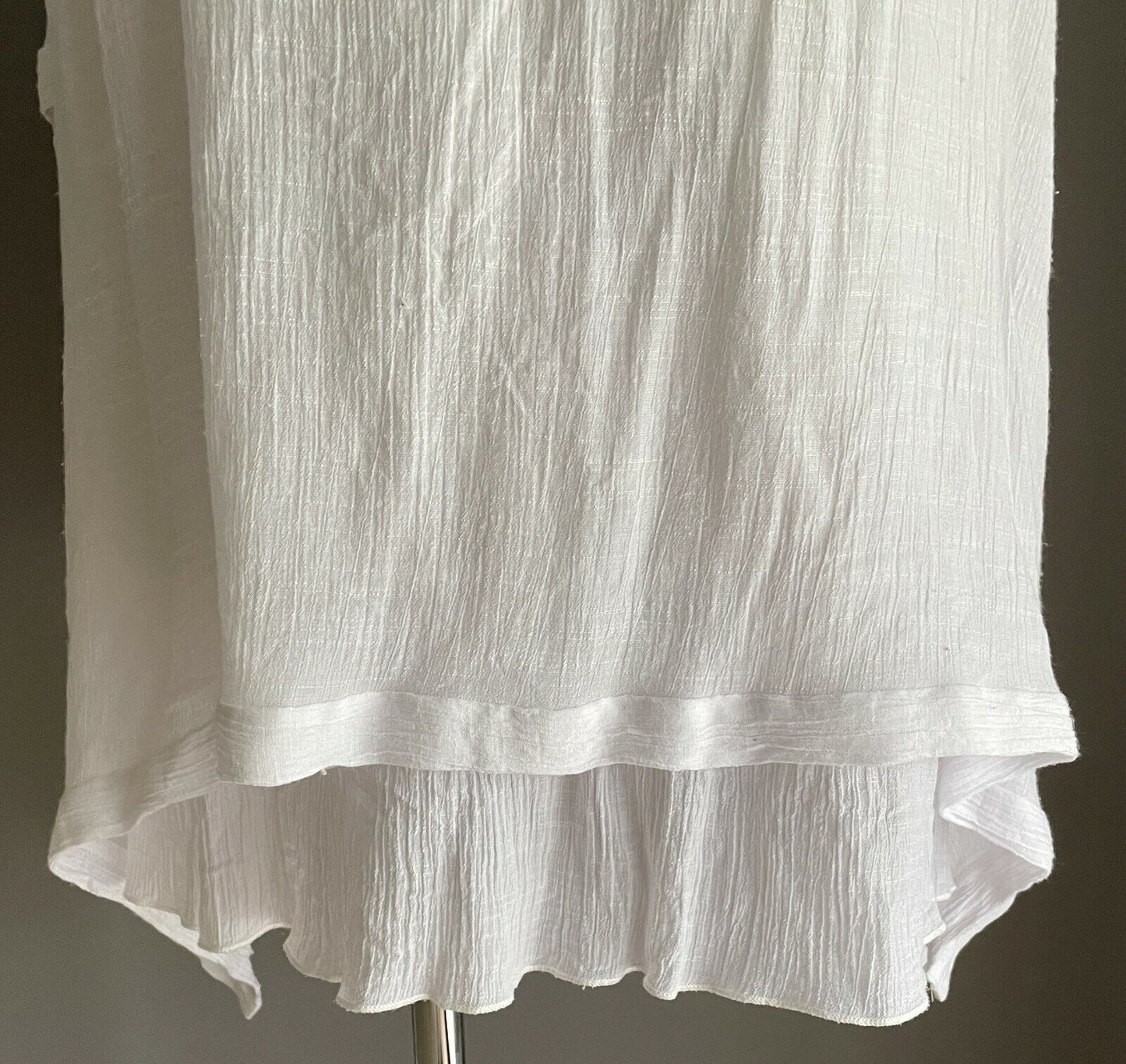 QUELQUE Lace Top White Cuffed Short Sleeve Blouse w Asymmetric Hem Ladies Sz 18