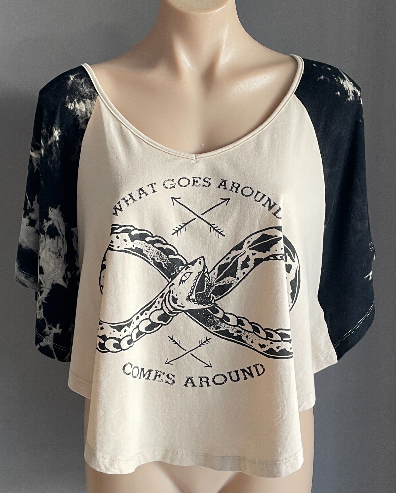 RAT BABY Beige/Black Relaxed Fit Karma Snake Short Sleeve Crop T-Shirt Sz S Tee