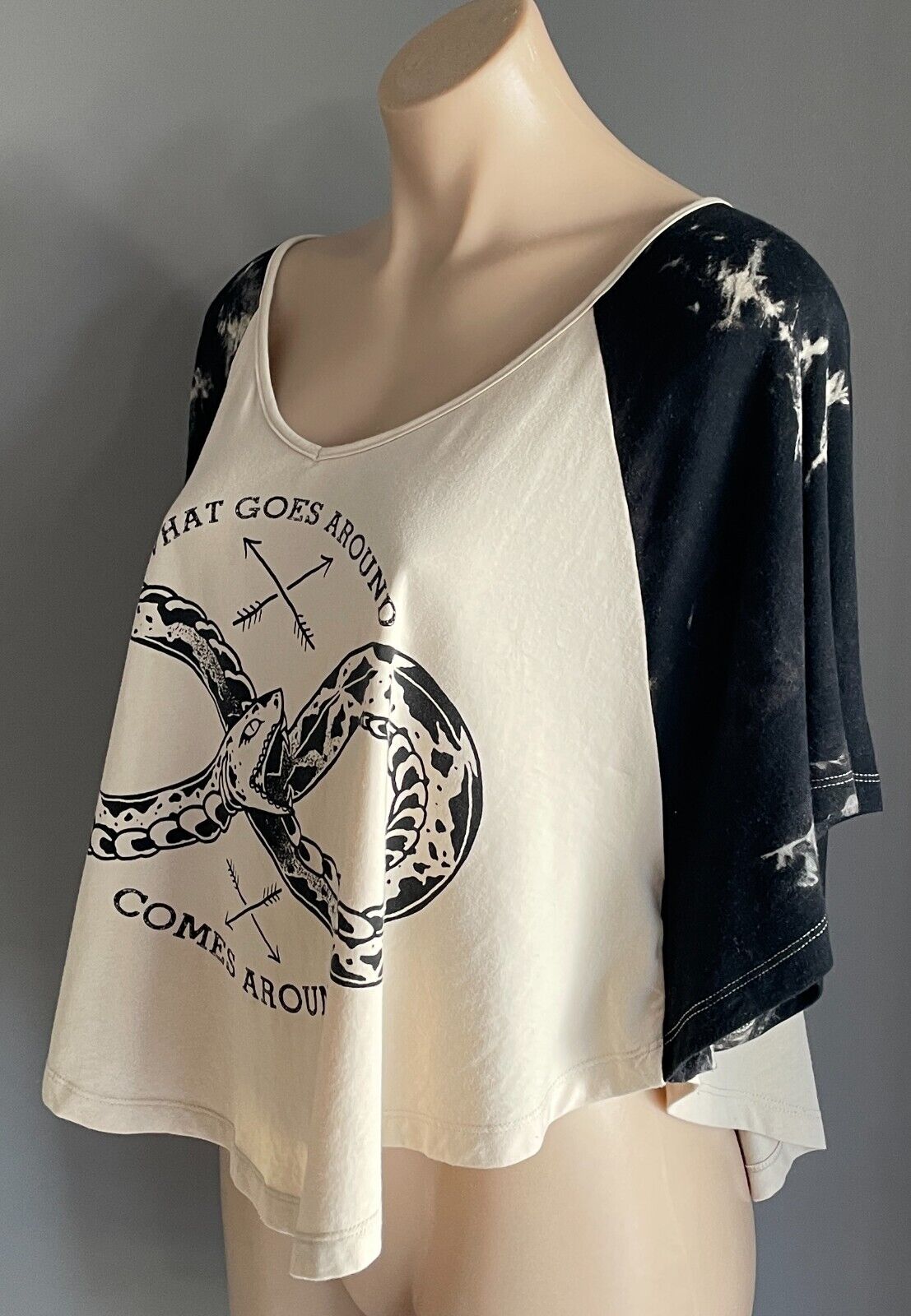 RAT BABY Beige/Black Relaxed Fit Karma Snake Short Sleeve Crop T-Shirt Sz S Tee