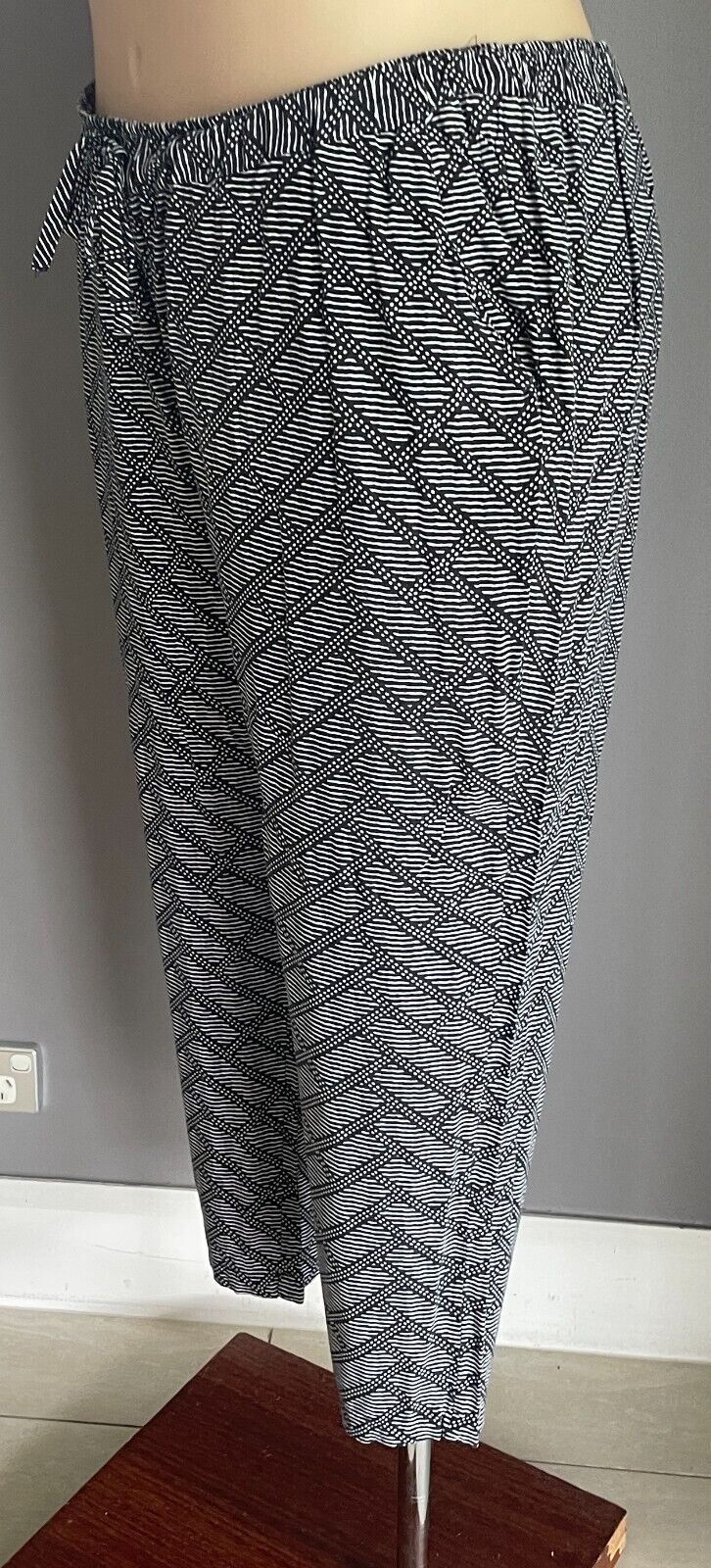 BELLE CURVE Pants Black White Tribal Print Elastic Waist Tapered Leg Size 18+