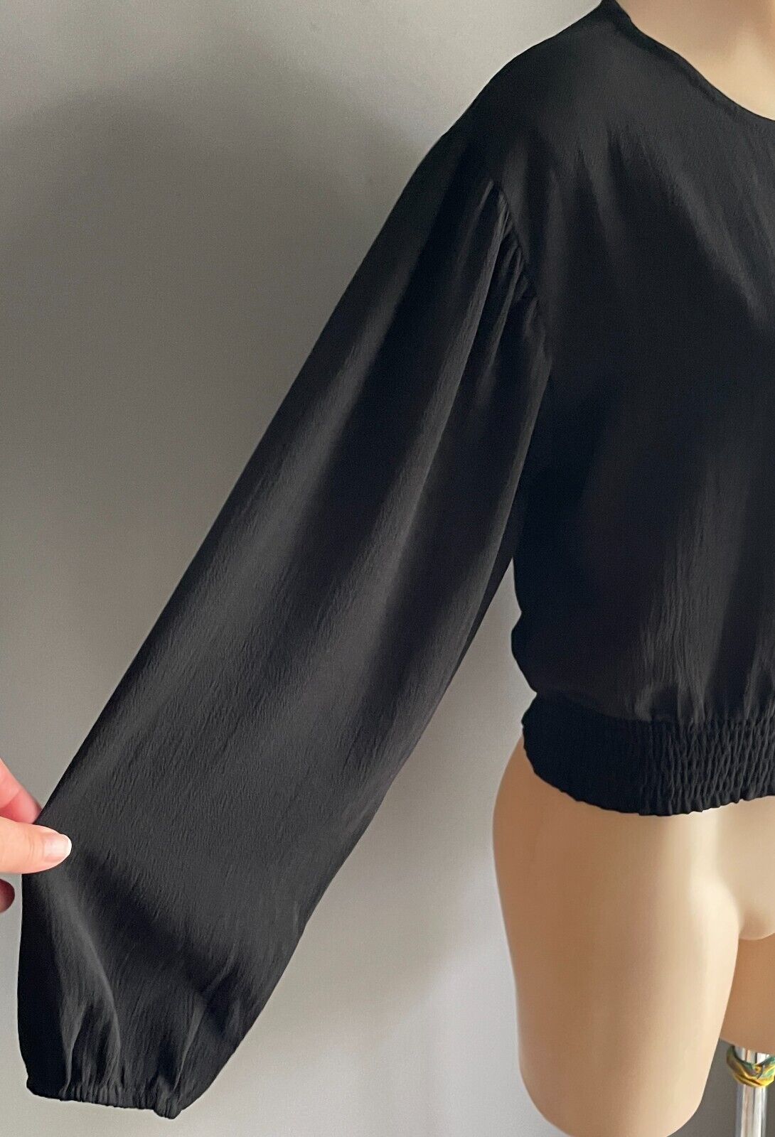 BECKARO Blouson Top Black Long Sleeve Shirred Elastic Hem Crop Size M 12