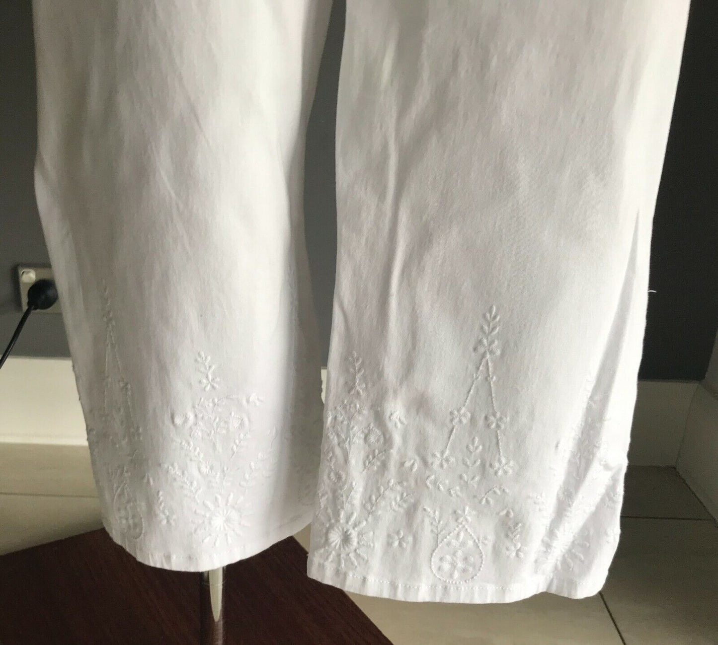 REGATTA "Flamenco" Crop Jeans White Stretch Denim Straight Leg Plus Size 24 NEW