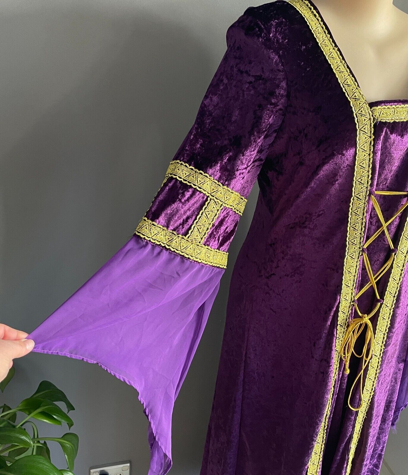 Medieval Costume Quality 2 Piece Purple & Gold Cos Play Size 20 - 22 Maiden