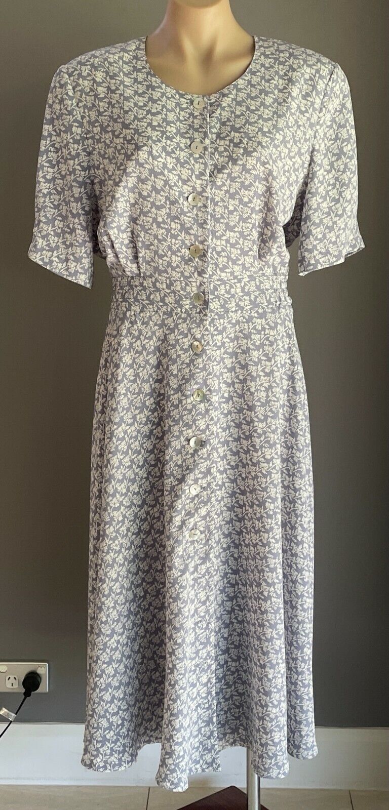 DISCOVERY CLOTHING CO Midi Dress Blue White Floral Print Shirred Waist Size 16