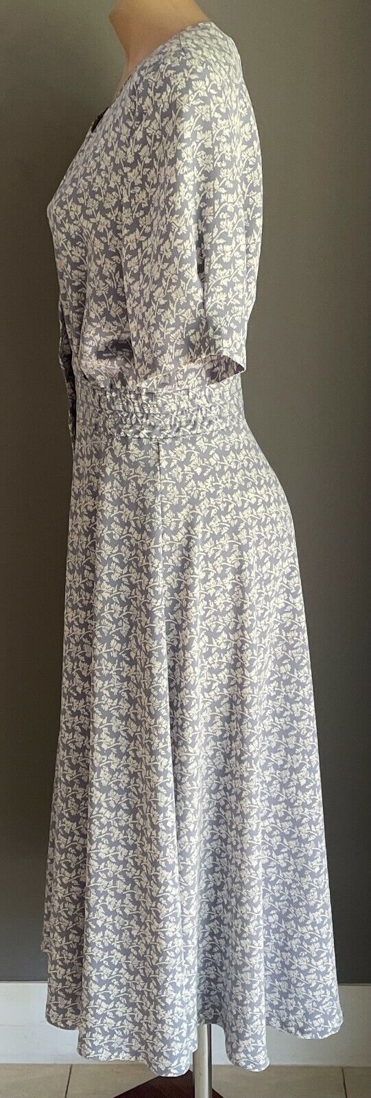 DISCOVERY CLOTHING CO Midi Dress Blue White Floral Print Shirred Waist Size 16