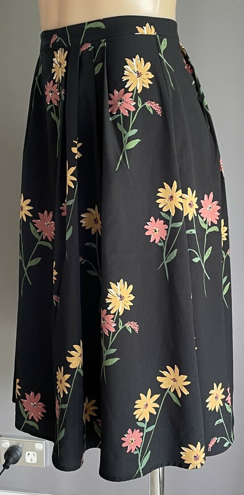 PRINCESS HIGHWAY Pleated Skirt Black Floral Knee Length Size 12