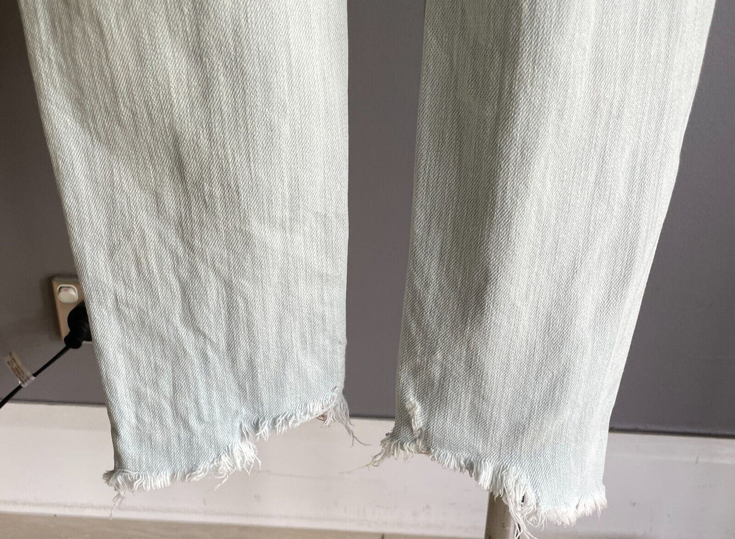 AMERICAN EAGLE OUTFITTERS Faded Denim "Tomgirl" Ripped/Distressed Jeans Sze 4