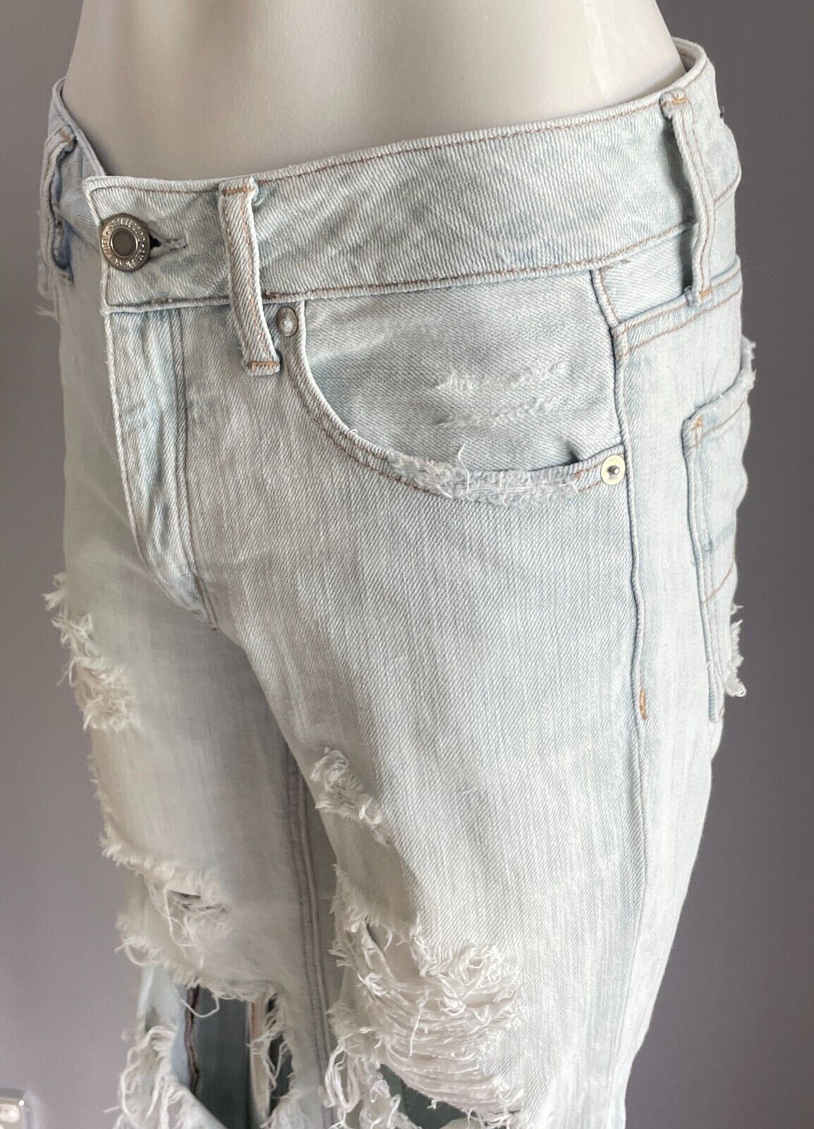 AMERICAN EAGLE OUTFITTERS Faded Denim "Tomgirl" Ripped/Distressed Jeans Sze 4