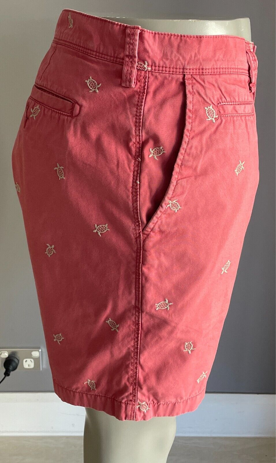 COUNTRY ROAD Shorts Size 38 Salmon & Light Beige Embroidered Turtles