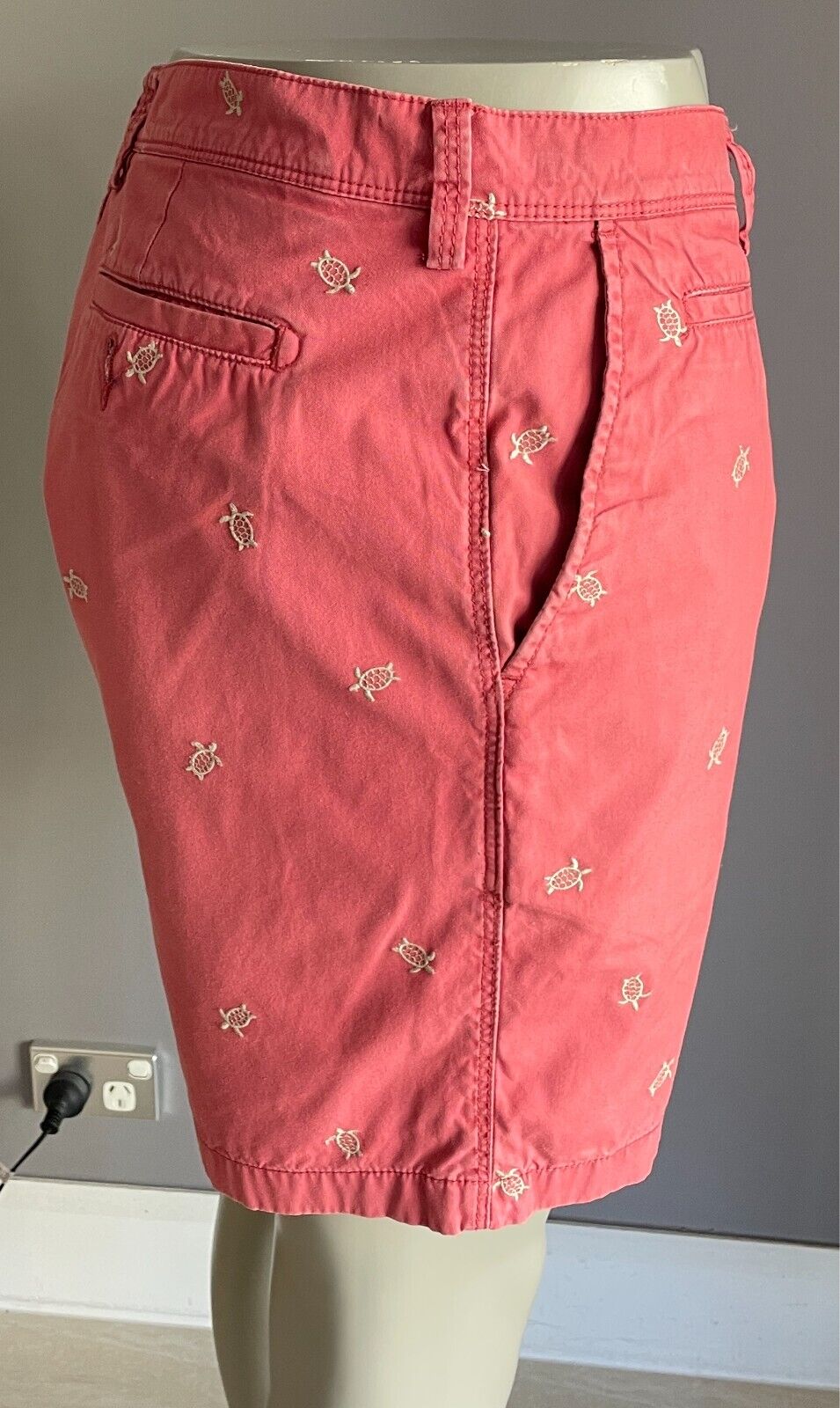 COUNTRY ROAD Shorts Size 38 Salmon & Light Beige Embroidered Turtles
