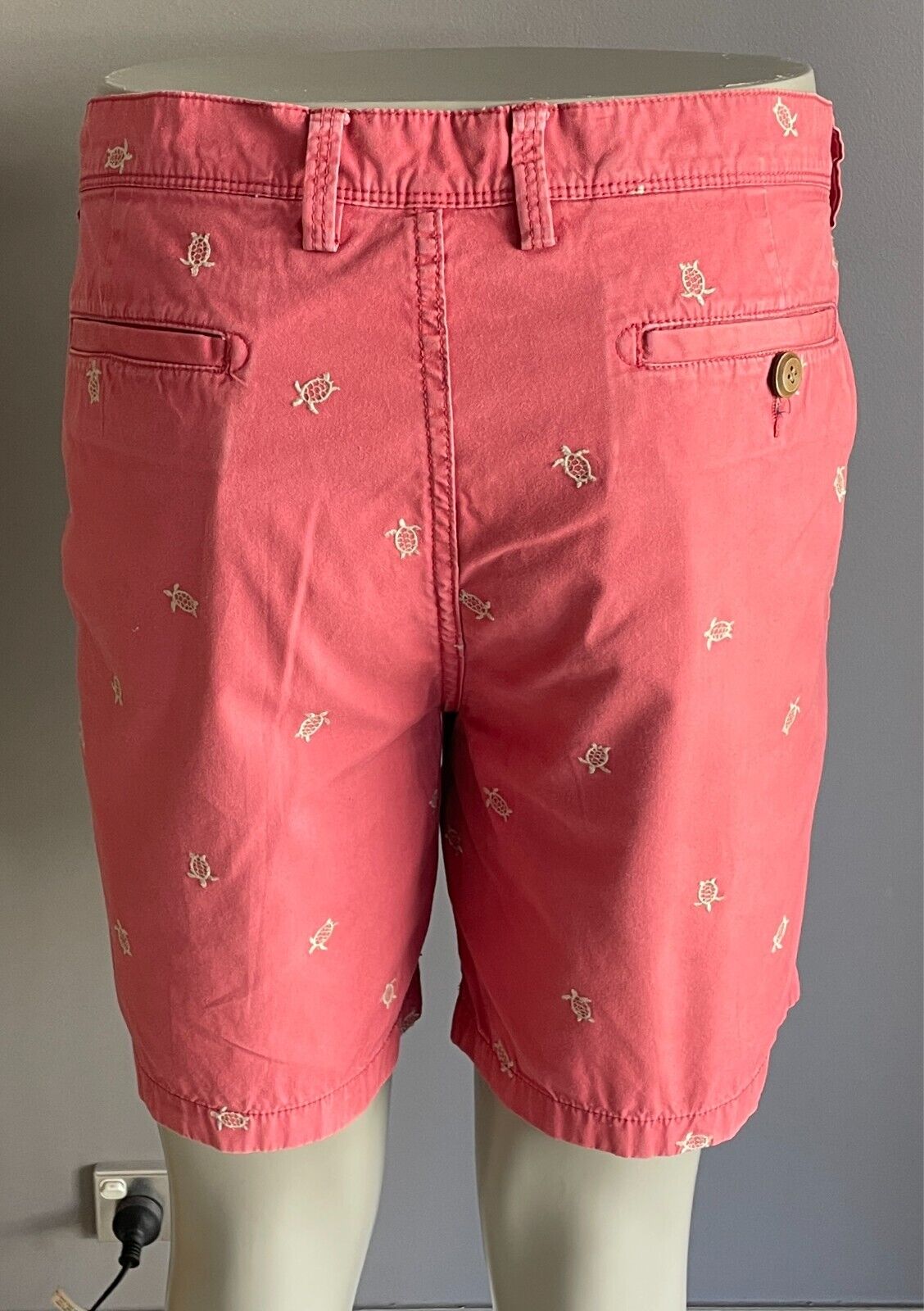 COUNTRY ROAD Shorts Size 38 Salmon & Light Beige Embroidered Turtles