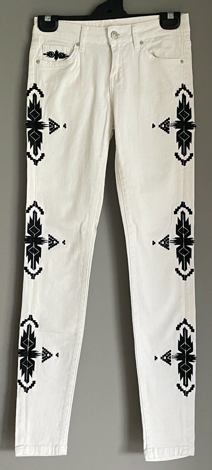 CUBUS Ivy Pant Denim Jeans White Skinny Leg Stretch Black Embroidery W25 AU6 NEW
