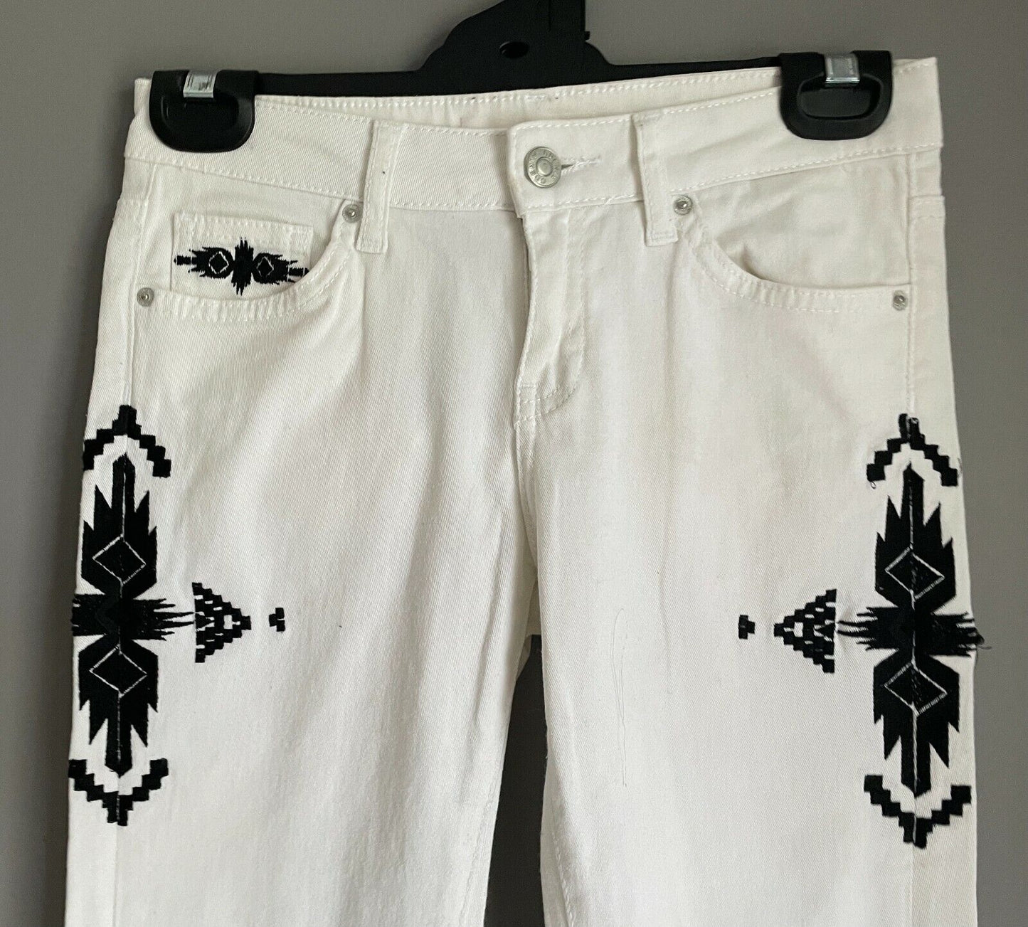 CUBUS Ivy Pant Denim Jeans White Skinny Leg Stretch Black Embroidery W25 AU6 NEW