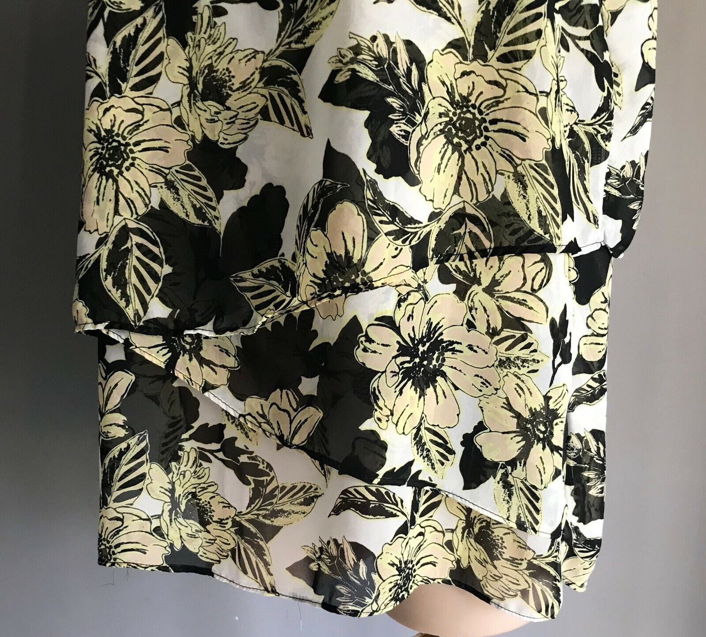 Floral  BlouseY ellow Black White Blush Top Tier Sleeveless Plus Ladies Size 18