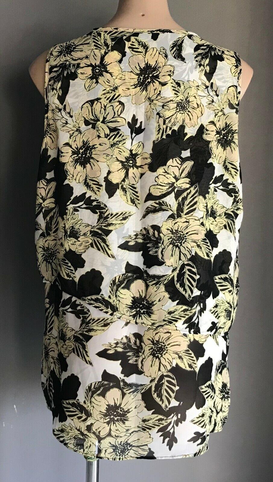 Floral  BlouseY ellow Black White Blush Top Tier Sleeveless Plus Ladies Size 18