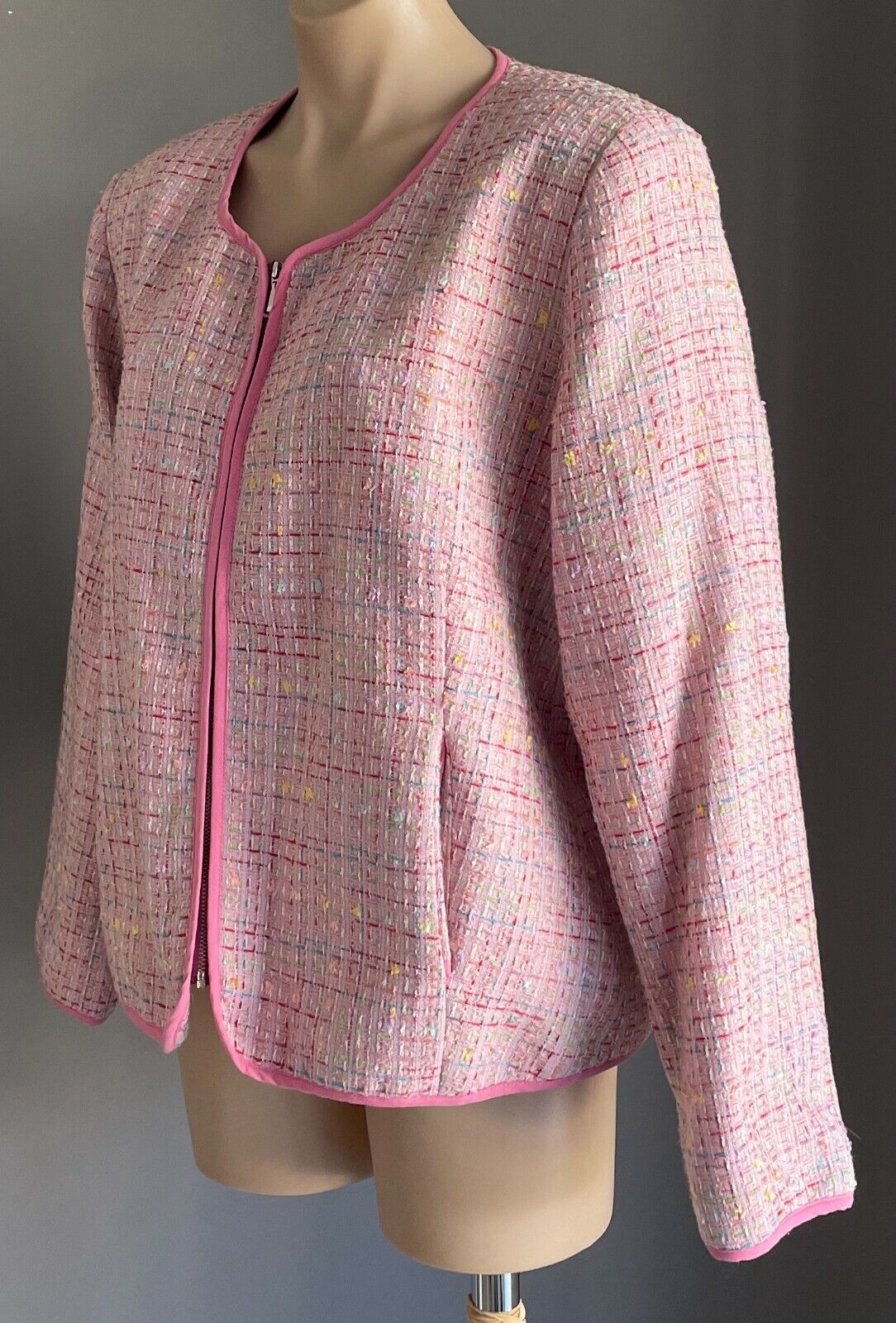 LA TROUPE Zip Front Jacket Pink Tweed Collarless Long Sleeve Size 18 NOS Vintage