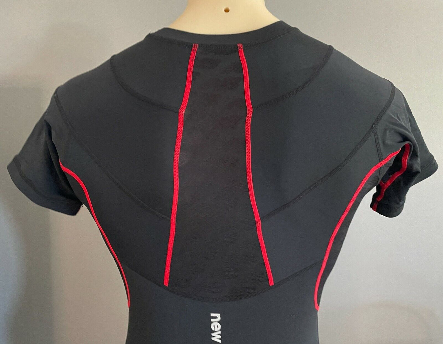 New Mens NEW BALANCE Black & Red Trim Short Sleeve Compression Top Size M