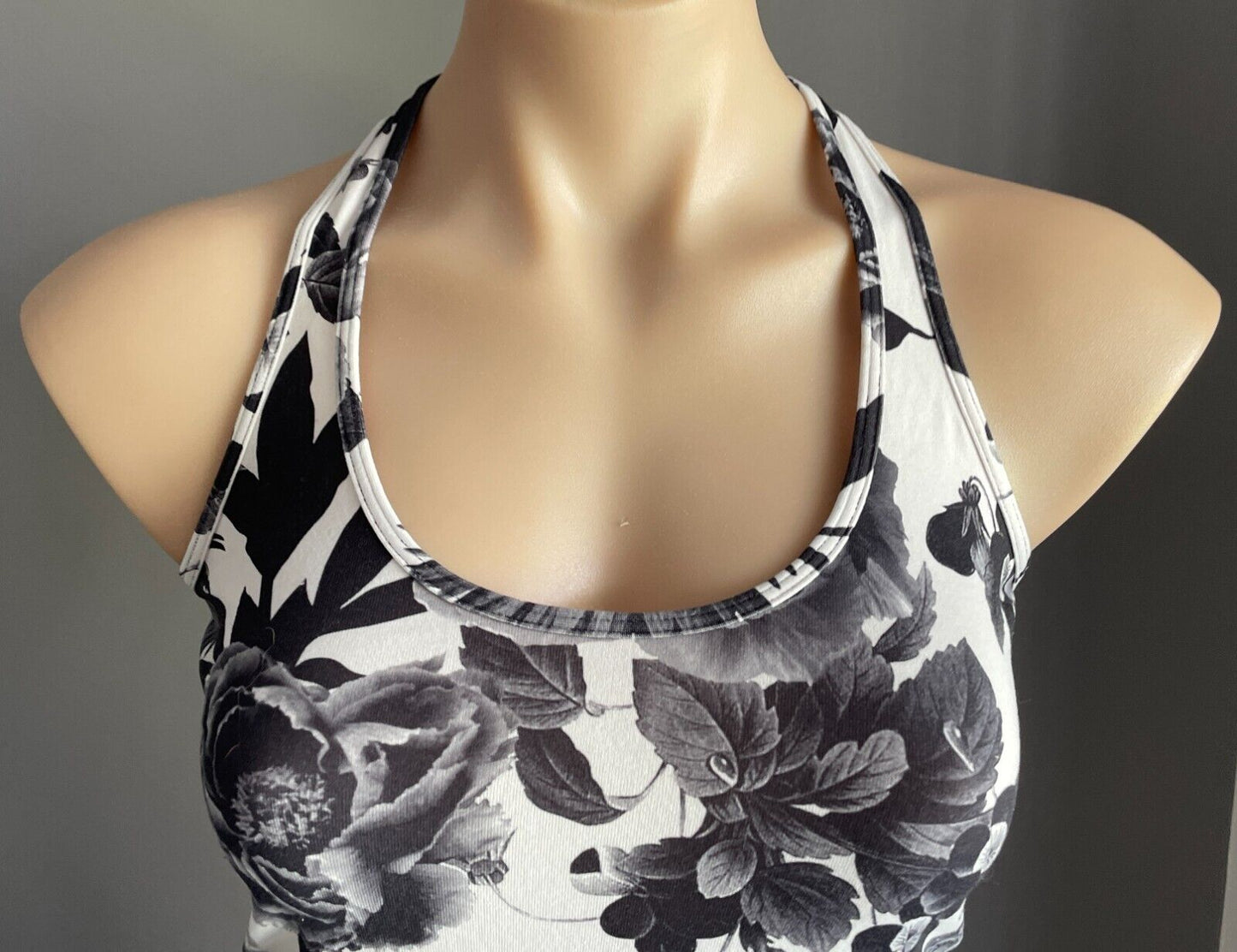 LULULEMON Tank Top Black White Grey Roses Roses Stretch Racer Back Sz 10 NEW