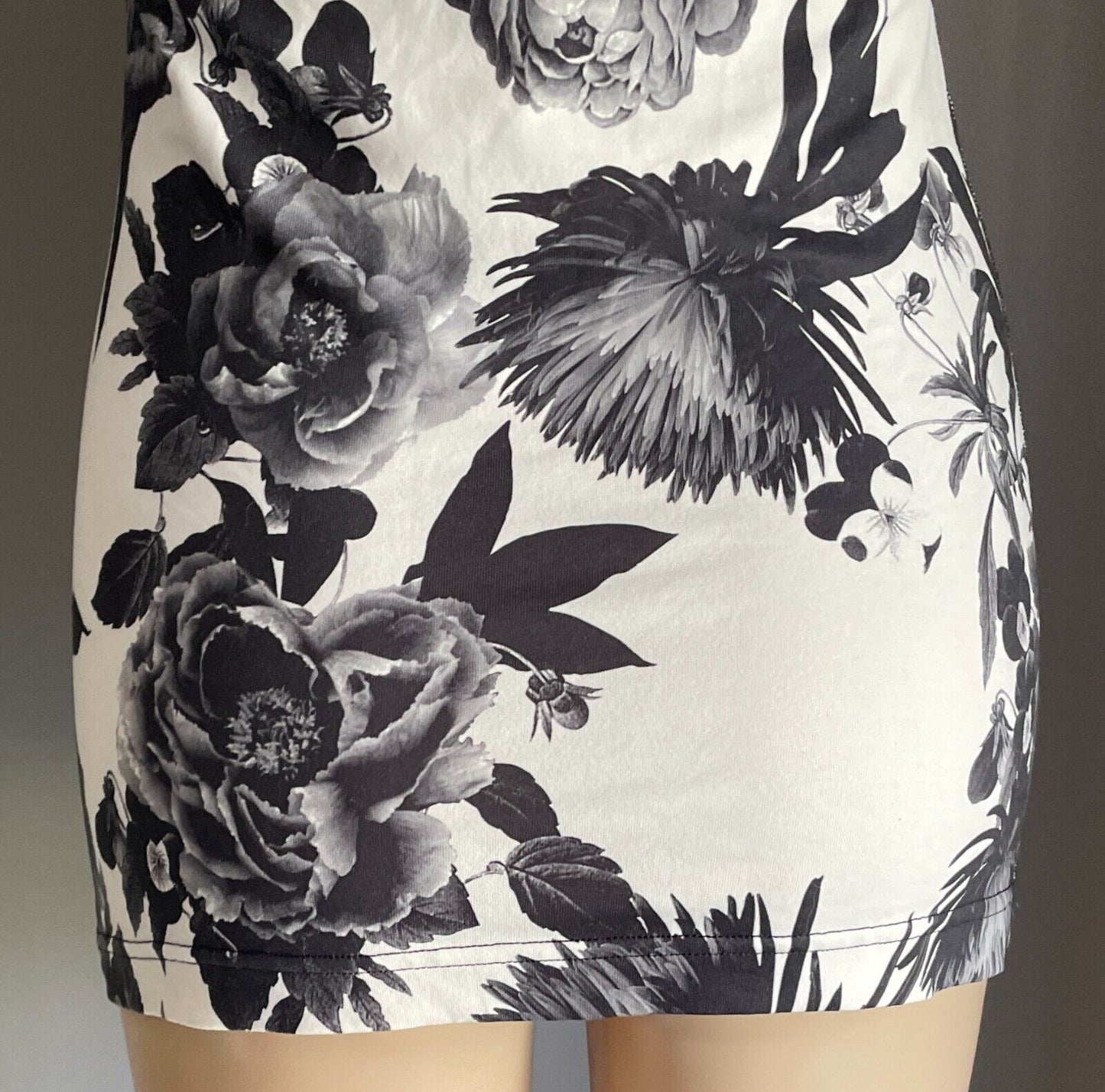LULULEMON Tank Top Black White Grey Roses Roses Stretch Racer Back Sz 10 NEW