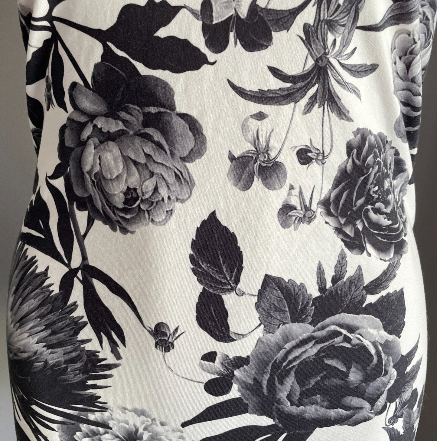 LULULEMON Tank Top Black White Grey Roses Roses Stretch Racer Back Sz 10 NEW