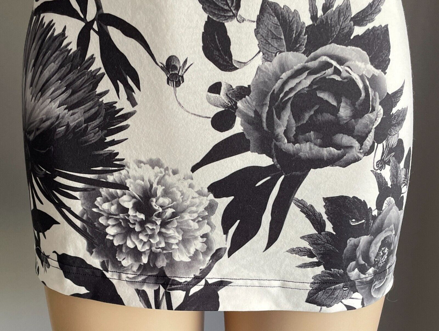 LULULEMON Tank Top Black White Grey Roses Roses Stretch Racer Back Sz 10 NEW
