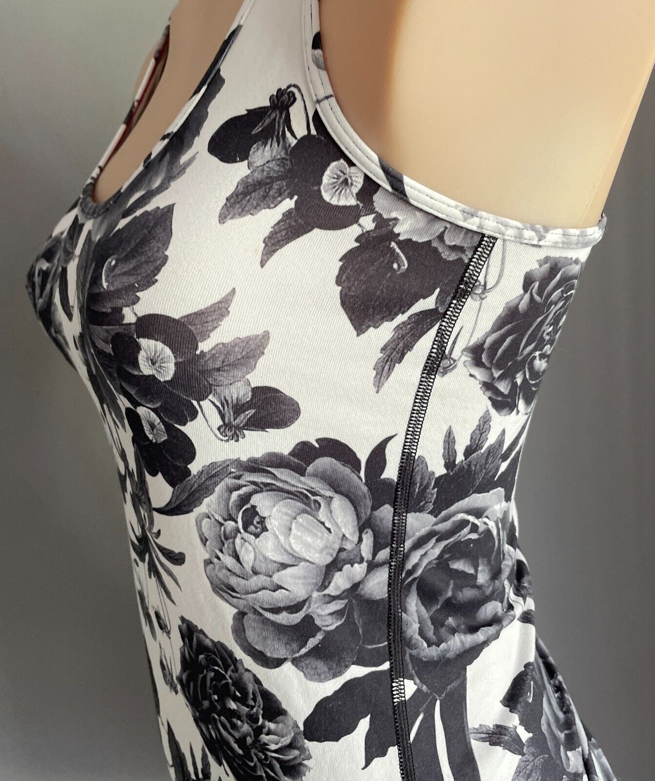 LULULEMON Tank Top Black White Grey Roses Roses Stretch Racer Back Sz 10 NEW