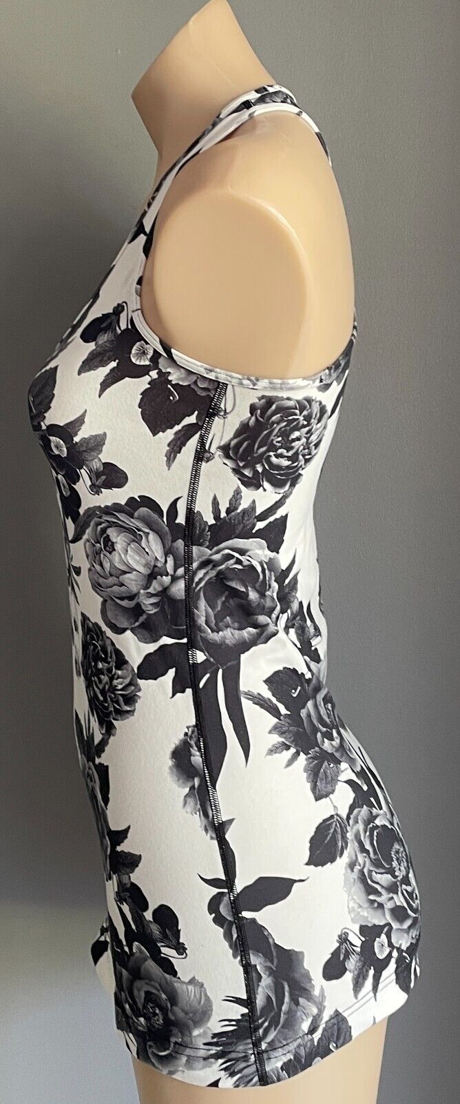 LULULEMON Tank Top Black White Grey Roses Roses Stretch Racer Back Sz 10 NEW