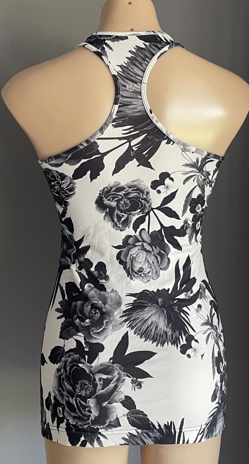 LULULEMON Tank Top Black White Grey Roses Roses Stretch Racer Back Sz 10 NEW