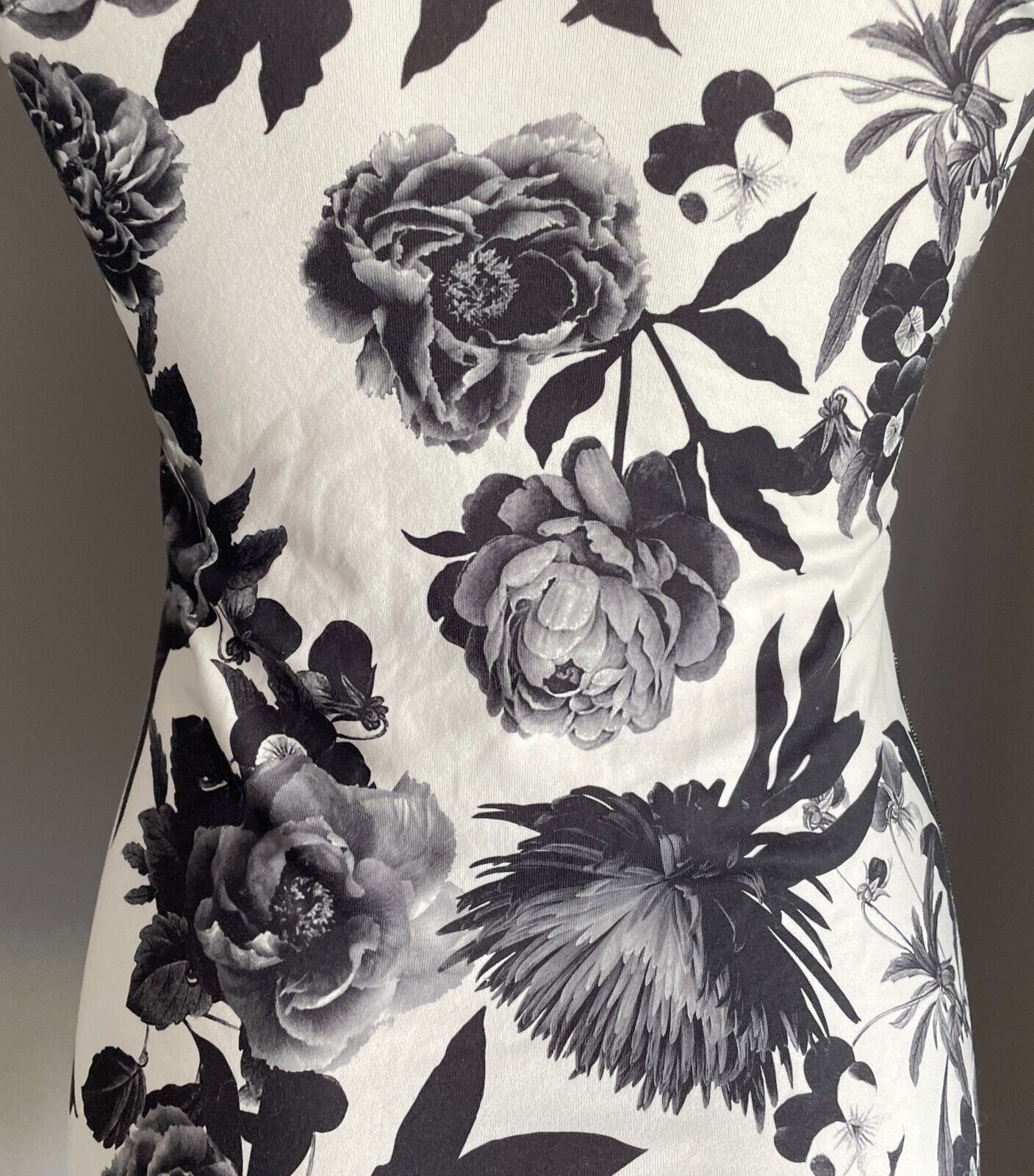 LULULEMON Tank Top Black White Grey Roses Roses Stretch Racer Back Sz 10 NEW