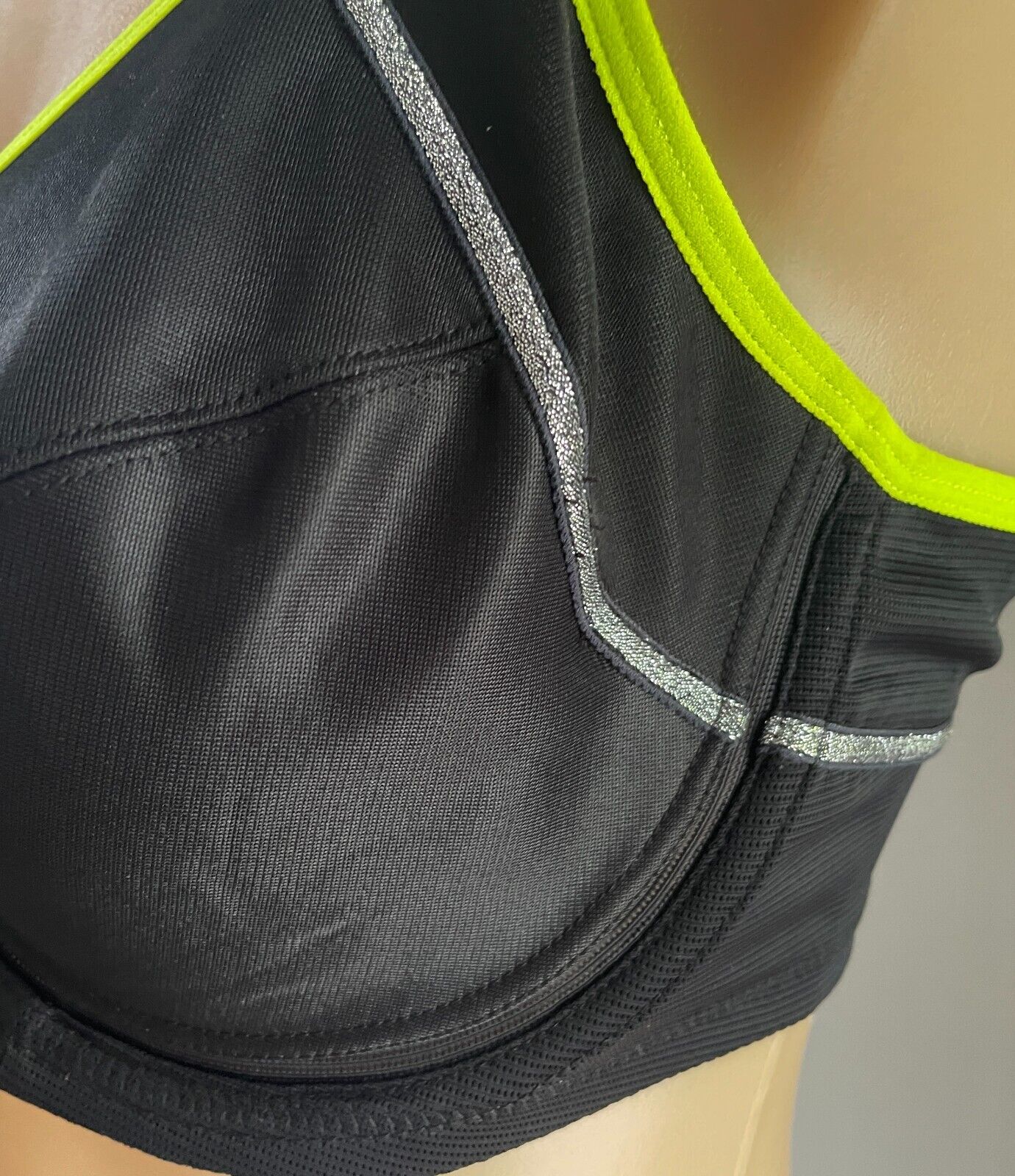 HESTIA "Energize" Bra 16C Black Underwire Sports Bra Neon and Silver Trim 16 C