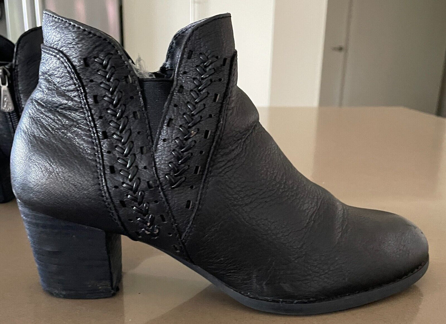 Ladies HUSH PUPPIES "Vonn" Ankle Boots Black Leather Almond Toe Block Heel Sz 8