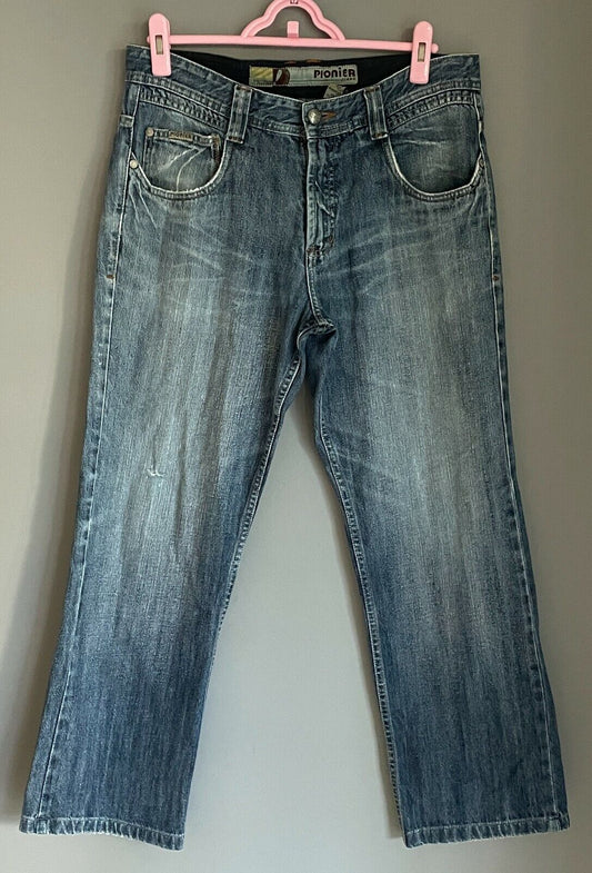 Mens PIONEER Blue Denim Straight Leg Jeans Faded in Parts & Ripped Knee Size 32