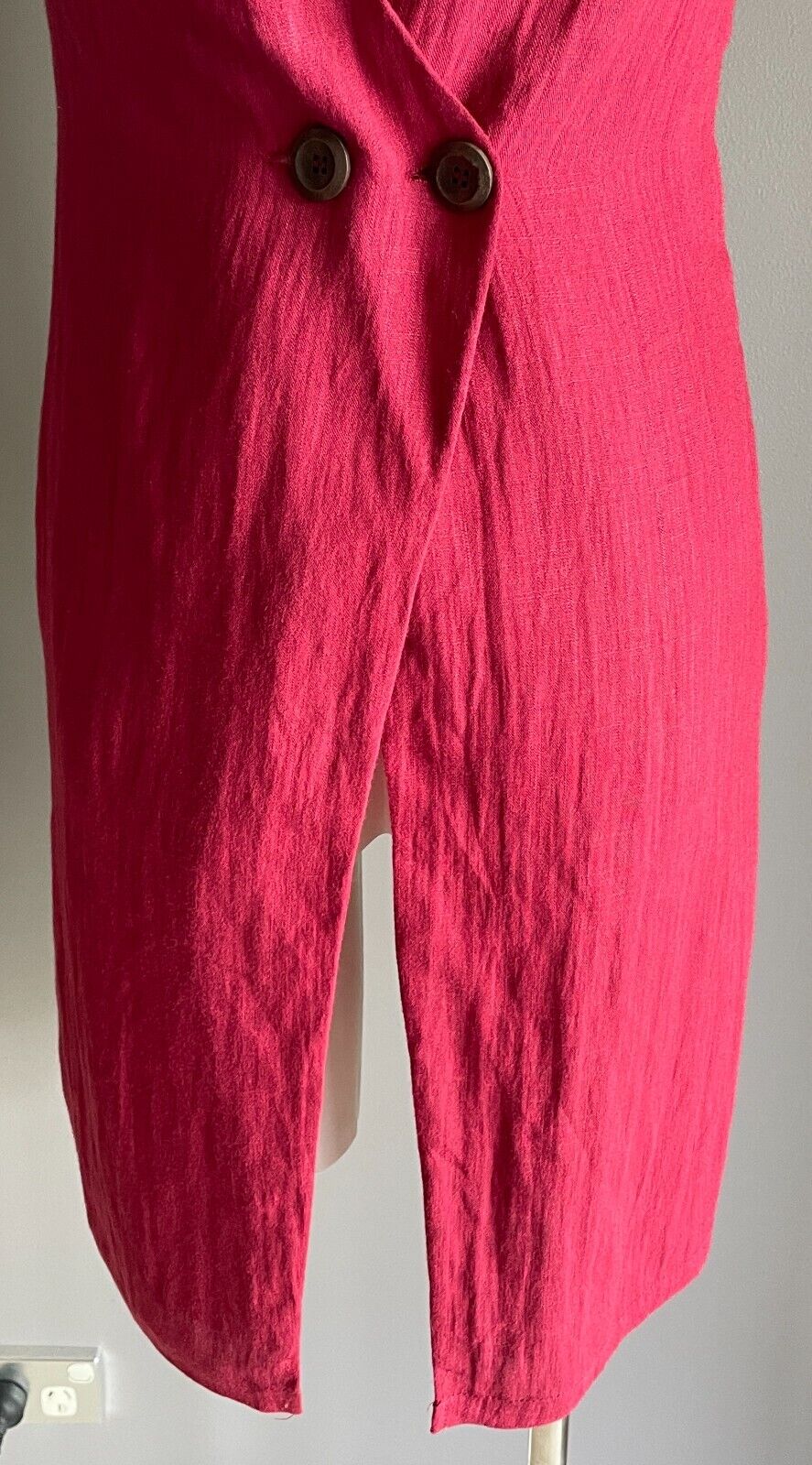 HERE COMES THE SUN Burgundy Sleeveless Hi Low Hem Back Button Top Size 8 NEW