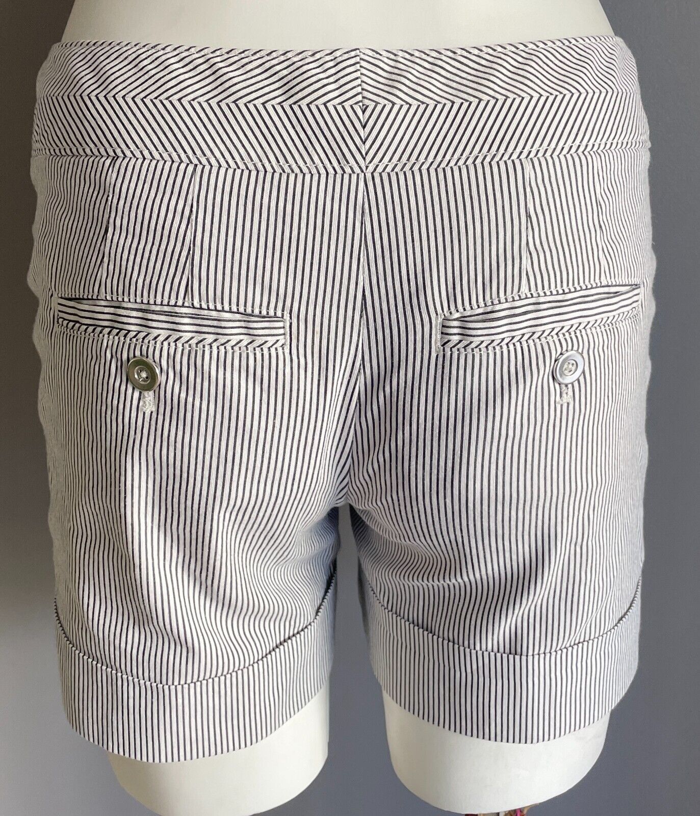 WHITE HOUSE BLACK MARKET Black & White Stripe Cuffed Leg Shorts Size 0 AU 6 8
