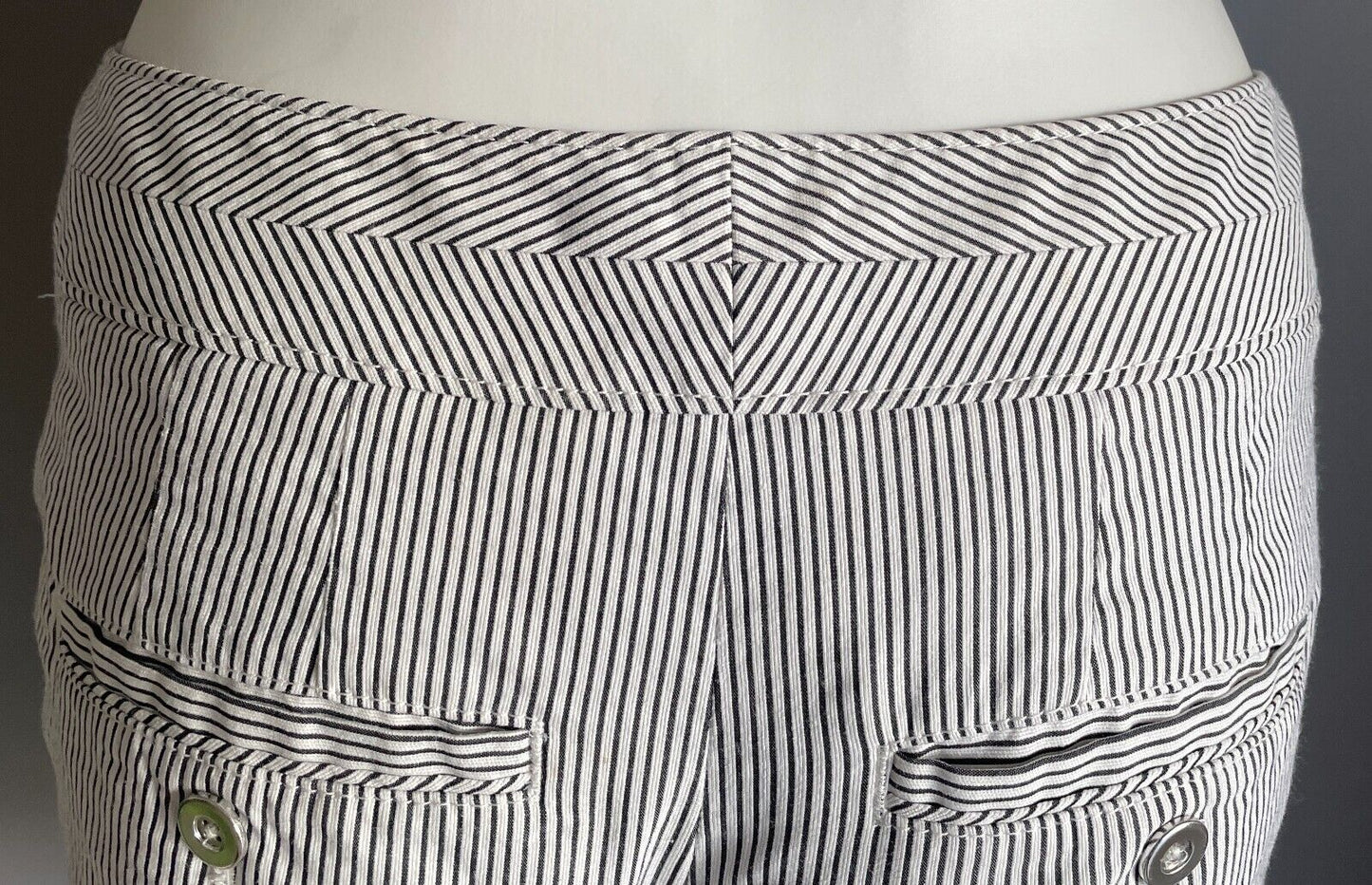 WHITE HOUSE BLACK MARKET Black & White Stripe Cuffed Leg Shorts Size 0 AU 6 8