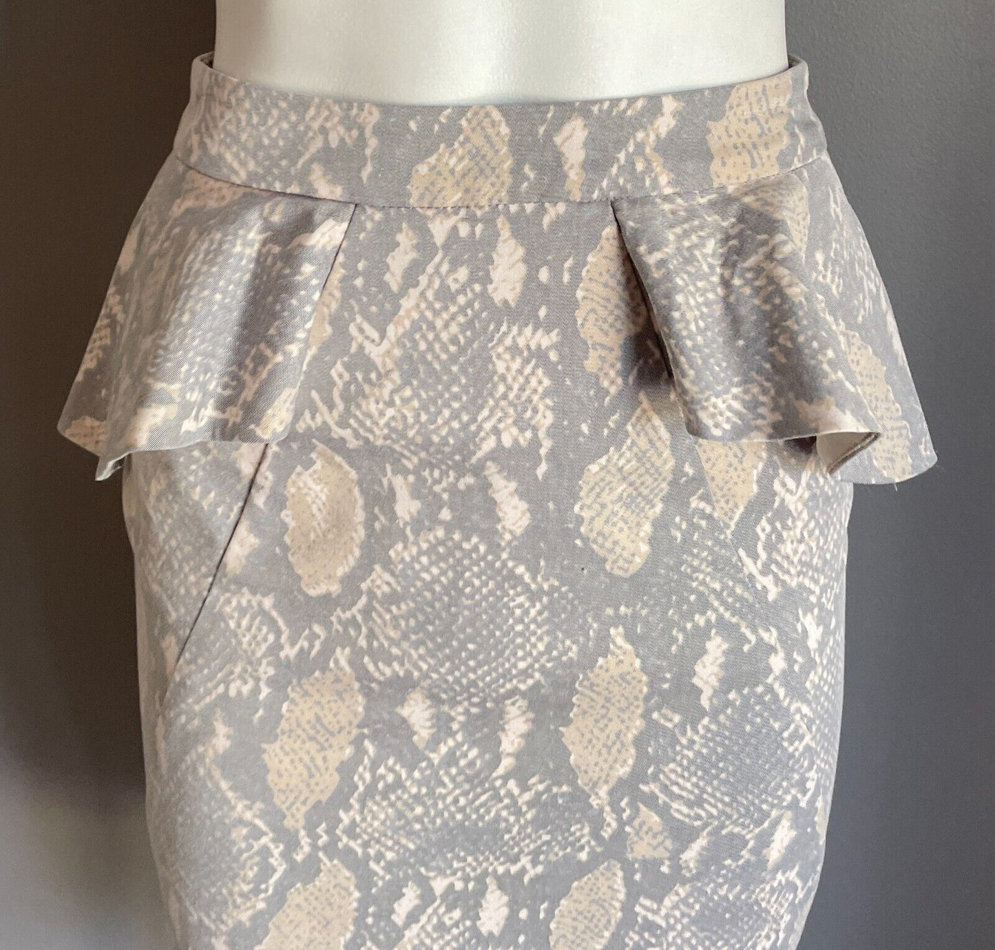 SHEIKE Straight Skirt Taupe Beige Off White Python Print Peplum Waist Size 6 8